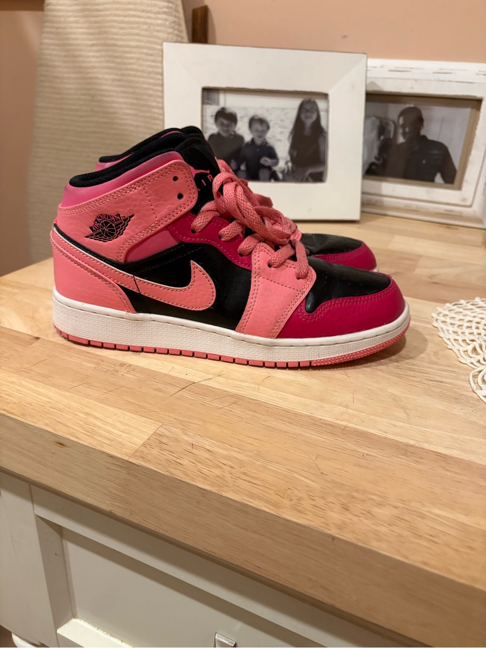 Nike Pink & Black Air Jordan 1 Mid - Vibrant Two-Tone